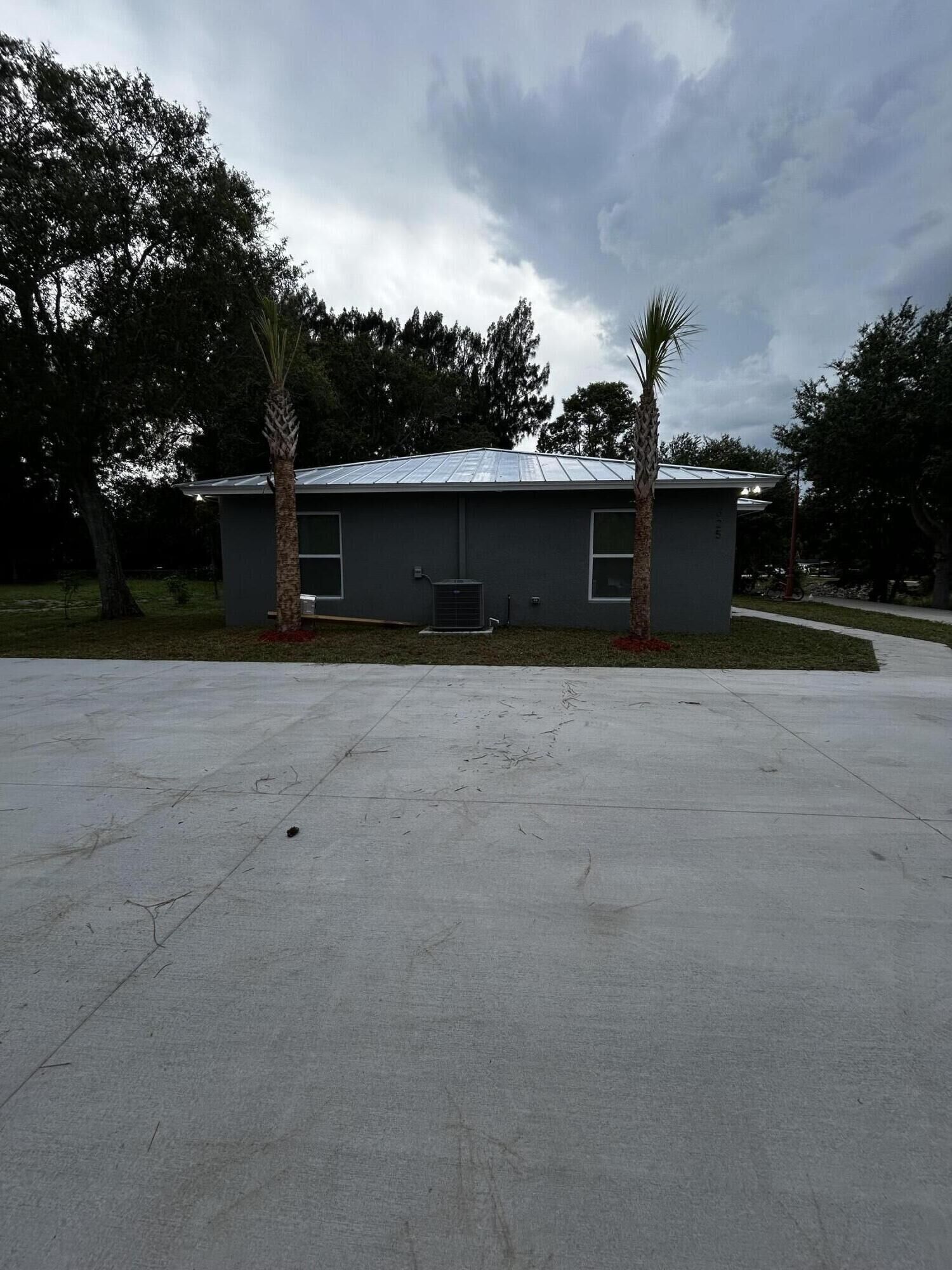 Property Photo: 325 N 14th N Street 1 FL 34950
