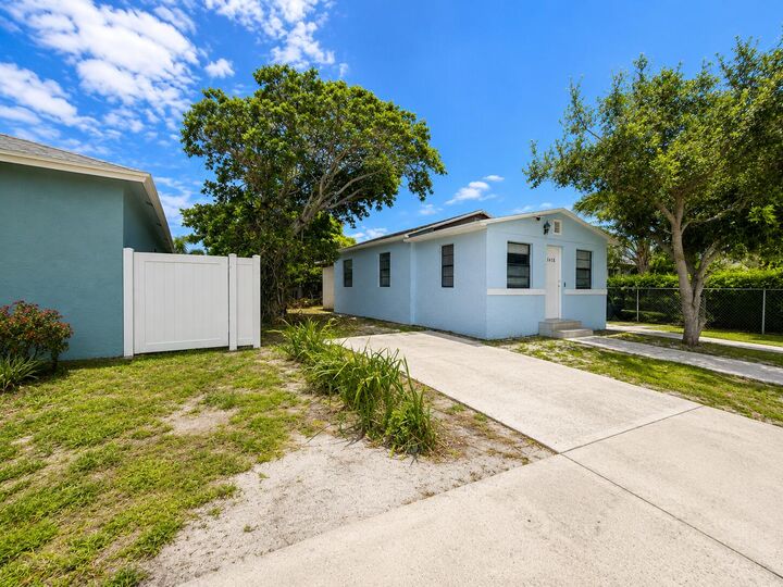 Property Photo:  1410 S J Street  FL 33460 