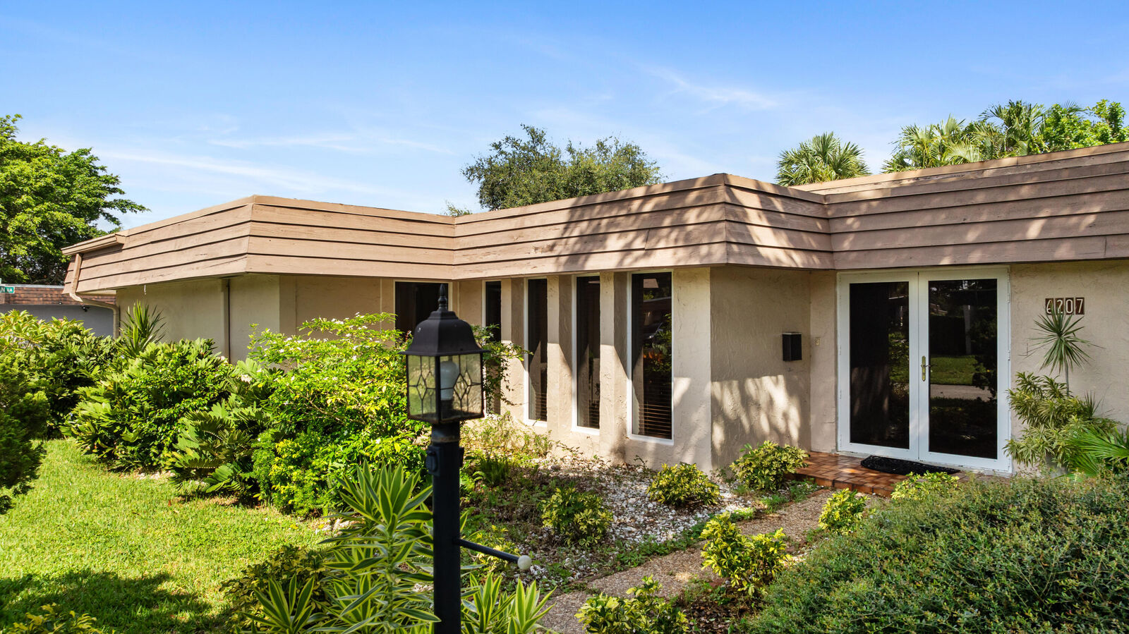 Property Photo:  6207 Jacaranda Circle  FL 33319 
