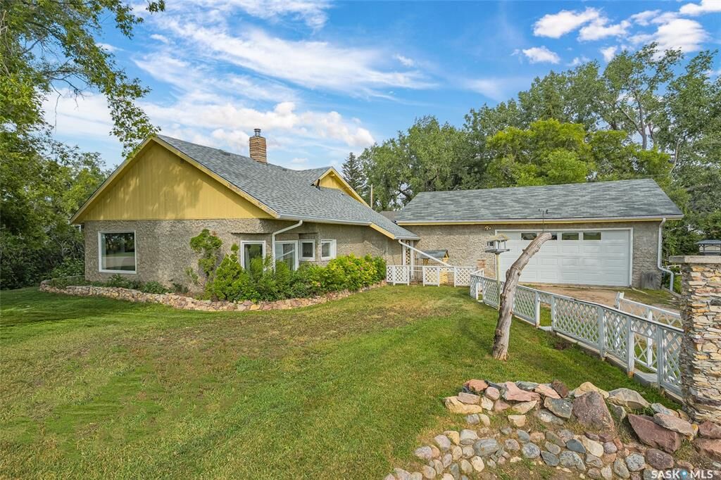 Property Photo:  104 2nd Avenue  SK S0K 0P0 