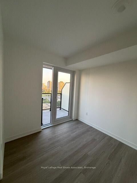 Photo de la propriété: 15 David Salomon Drive 1408 ON M3C 0T2