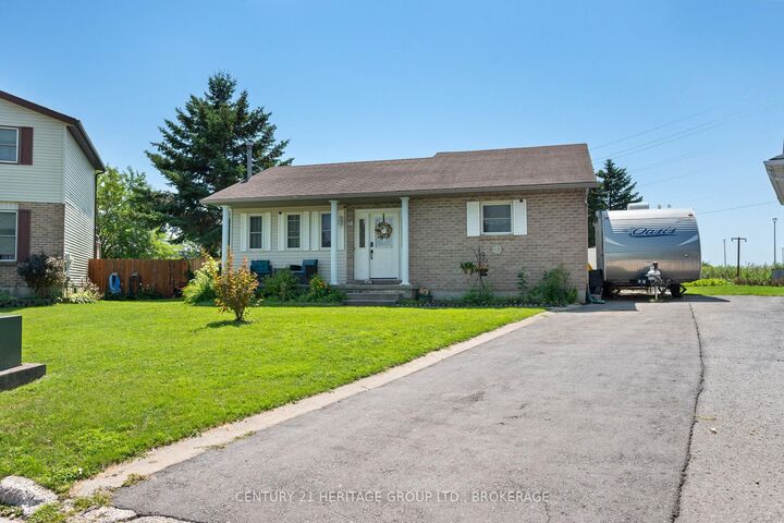 Property Photo: 18 Keates Place ON K7K 7A2