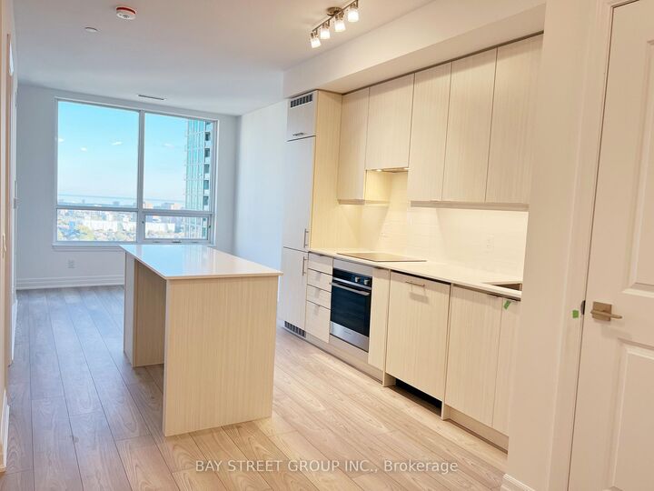 Property Photo:  36 Elm Drive W 2205  ON L5B 1L9 