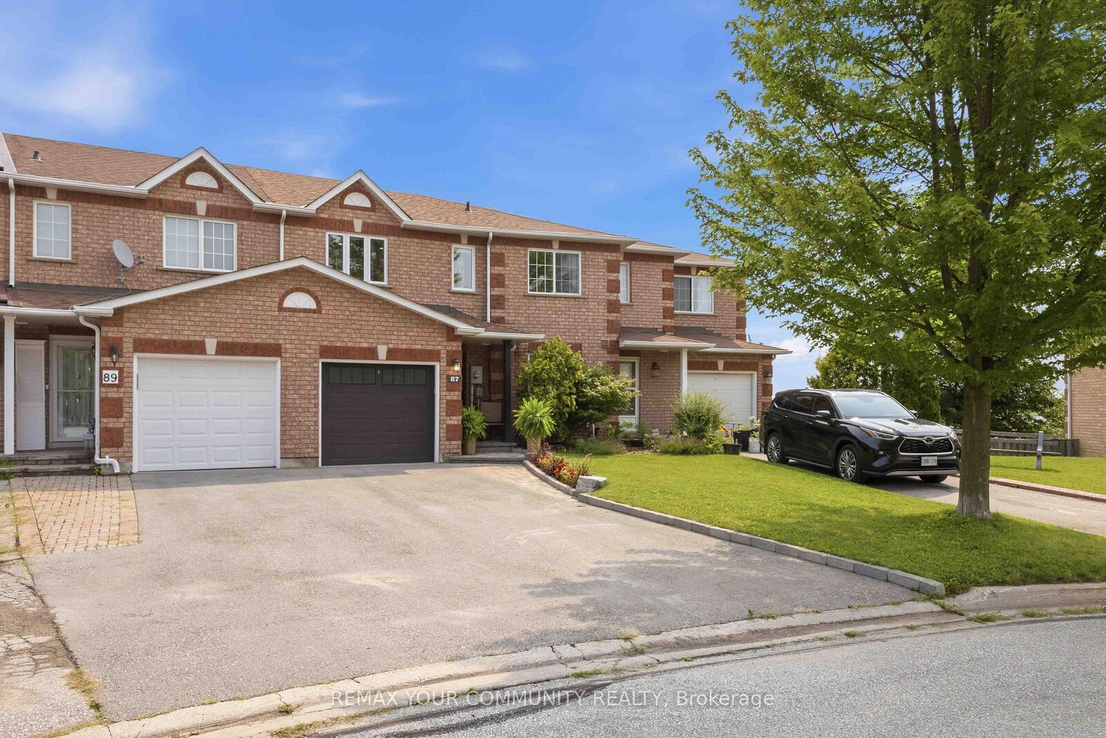 Property Photo: 87 Lancaster Court ON L4P 2Z9