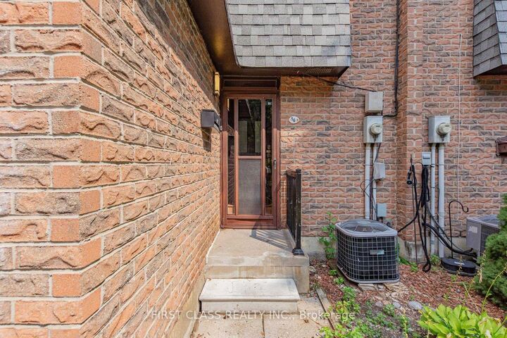 Property Photo:  16 Woodglen Way 8  ON L3R 3A8 