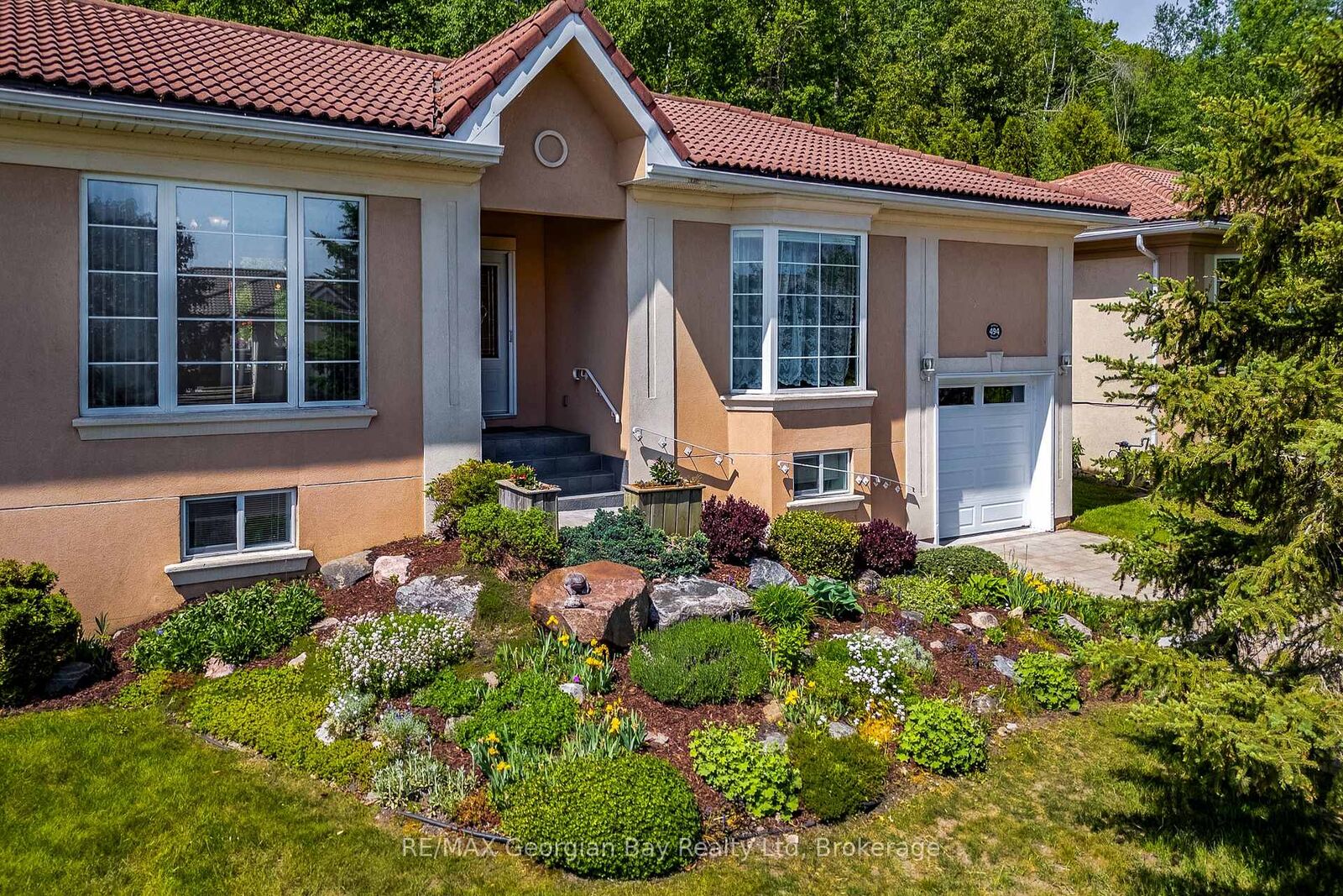 Property Photo: 494 Aberdeen Boulevard ON L4R 5L9