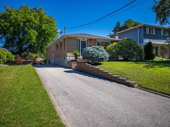 751 Greenfield Crescent — photo 1