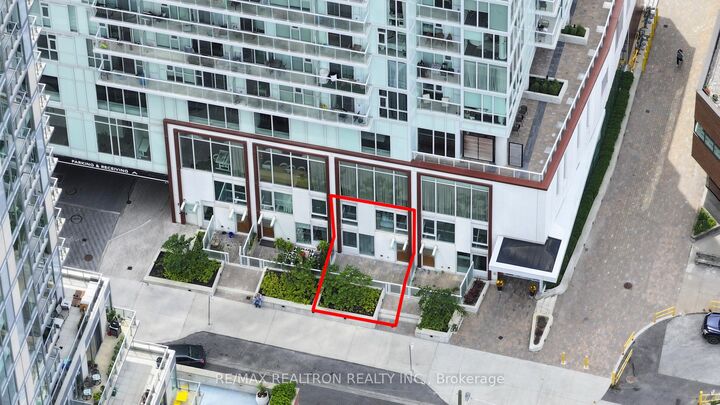 Property Photo: 33 Helendale Avenue 102 ON M4R 0A4