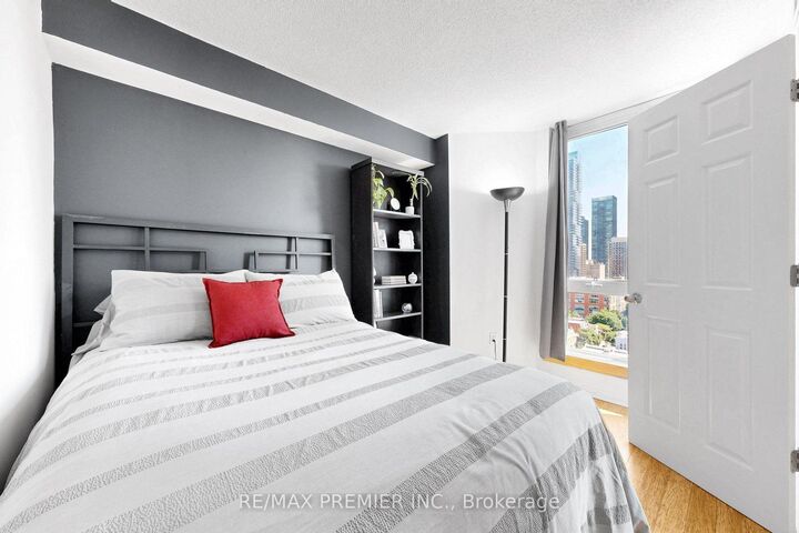 Property Photo:  1055 Bay Street 1804  ON M5S 3A3 