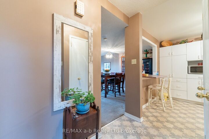 Property Photo:  19 Wren Court 8  ON N4G 5K2 
