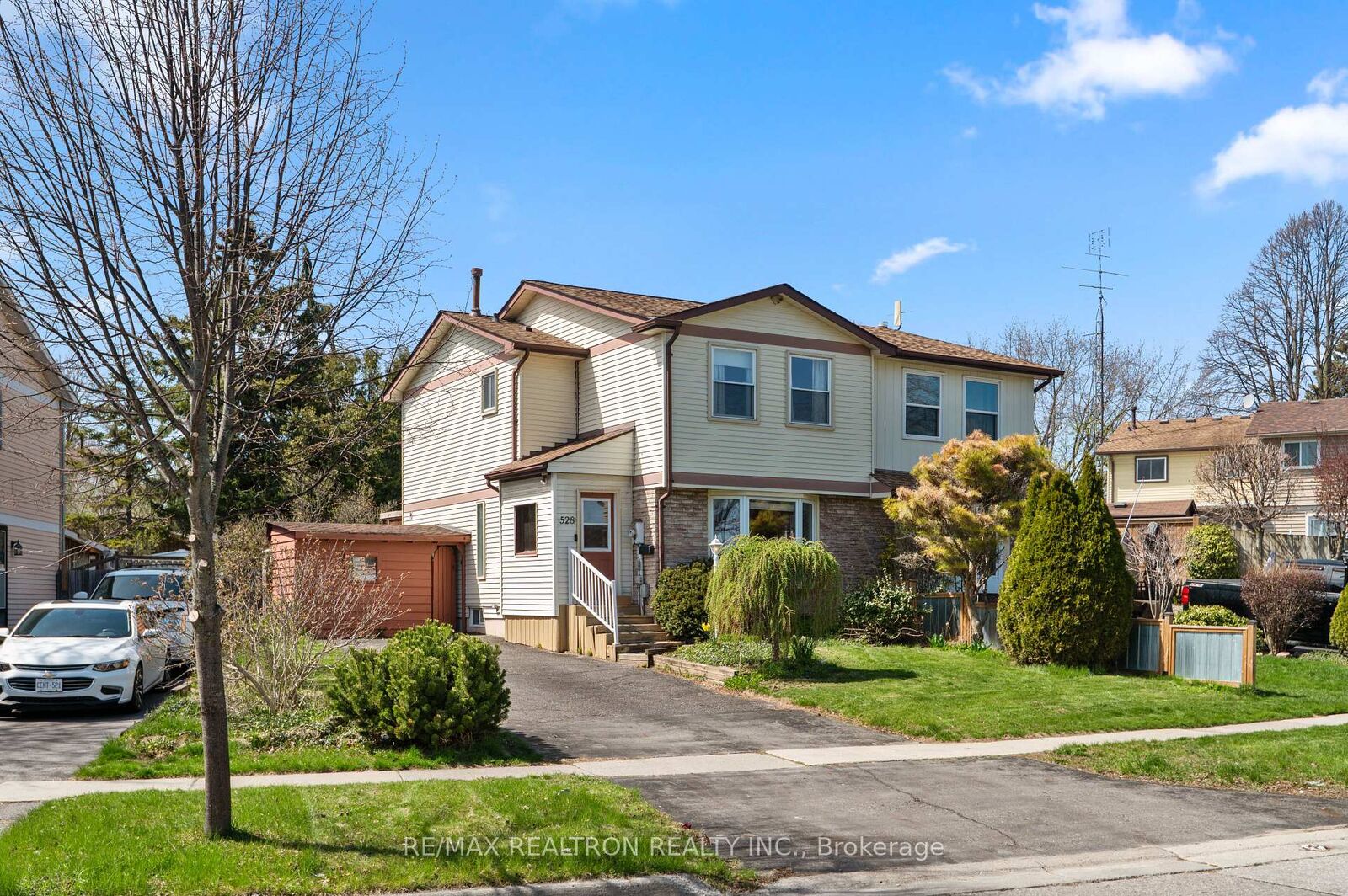 Photo de la propriété: 528 Gaylord Drive ON L1K 1L5