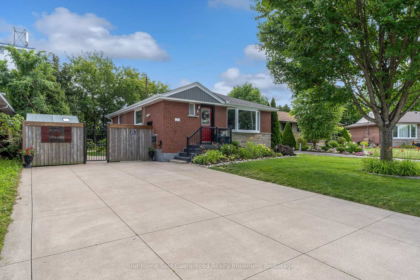 Property Photo:  6 Beacon Avenue  ON L8T 2N3 