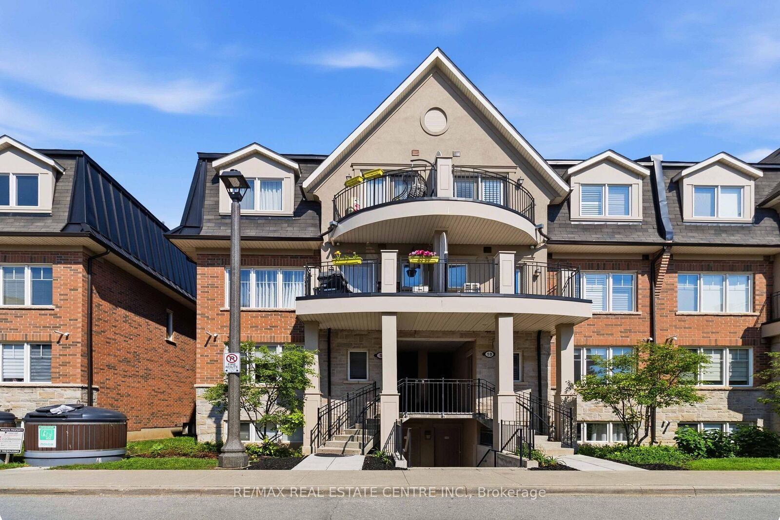 Property Photo: 2420 Baronwood Drive 9-01 ON L6M 0X6