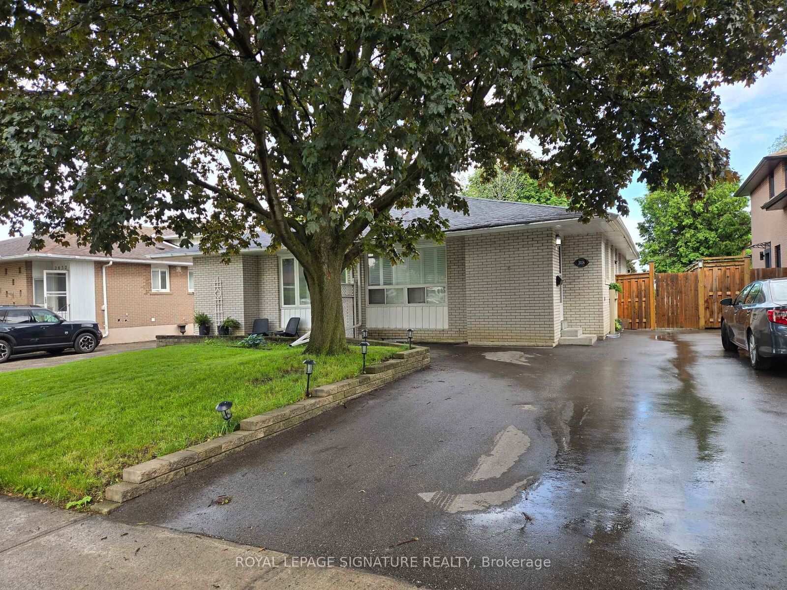 Property Photo: 2026 Fontwell Crescent B ON L5J 2G7