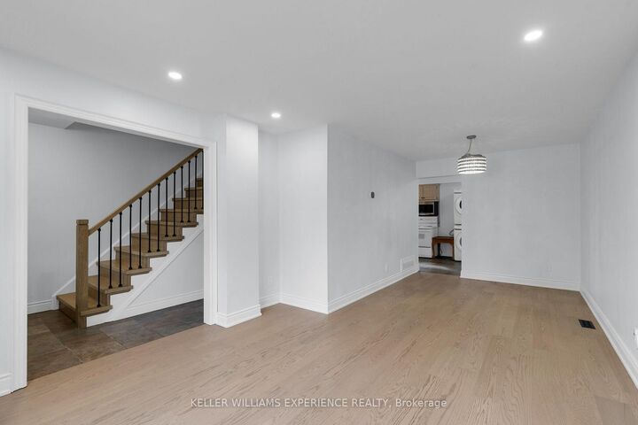 Photo de la propriété:  49 Daphne Crescent  ON L4M 2Y7 