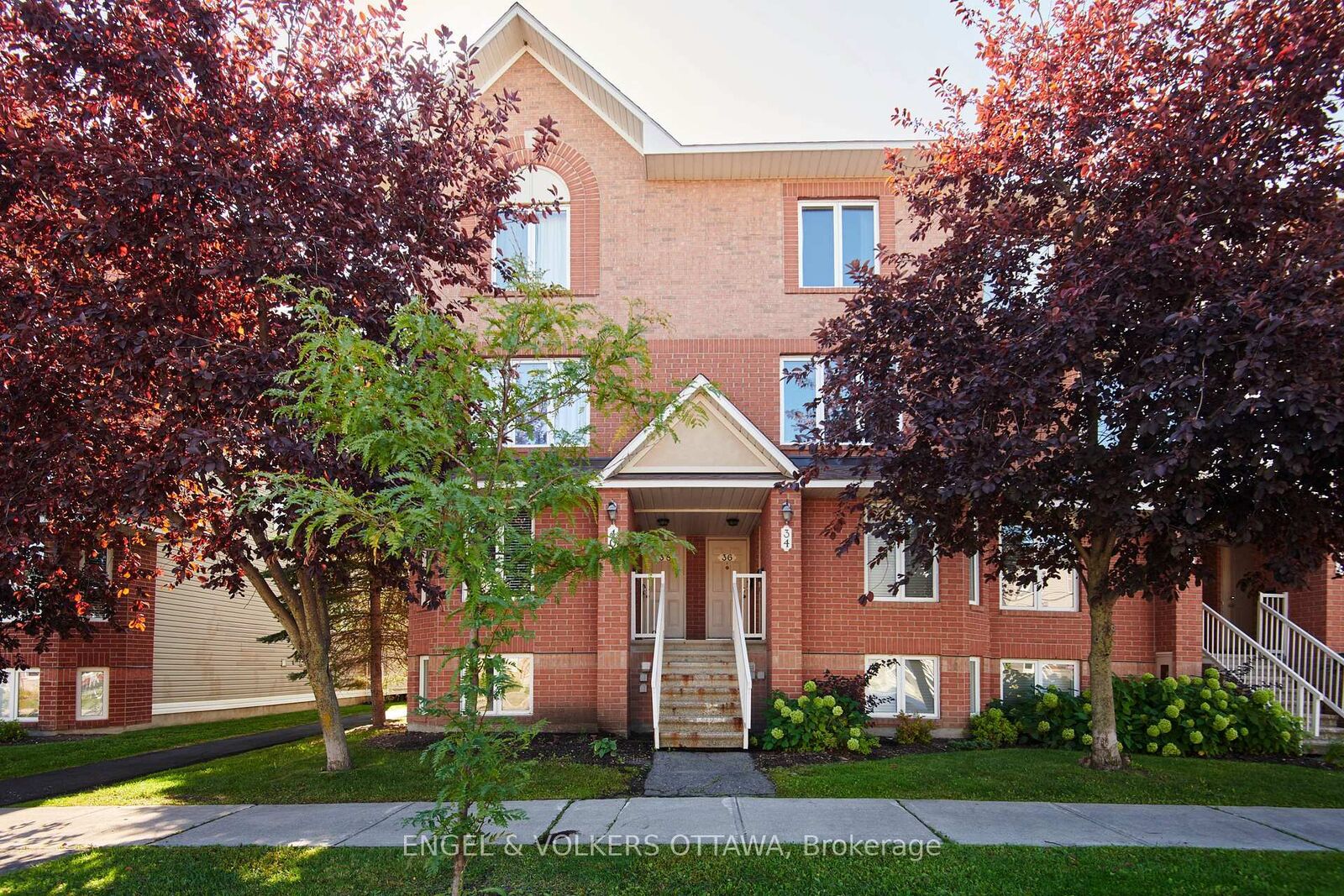 Property Photo:  38 Lakepointe Drive  ON K4A 5E3 