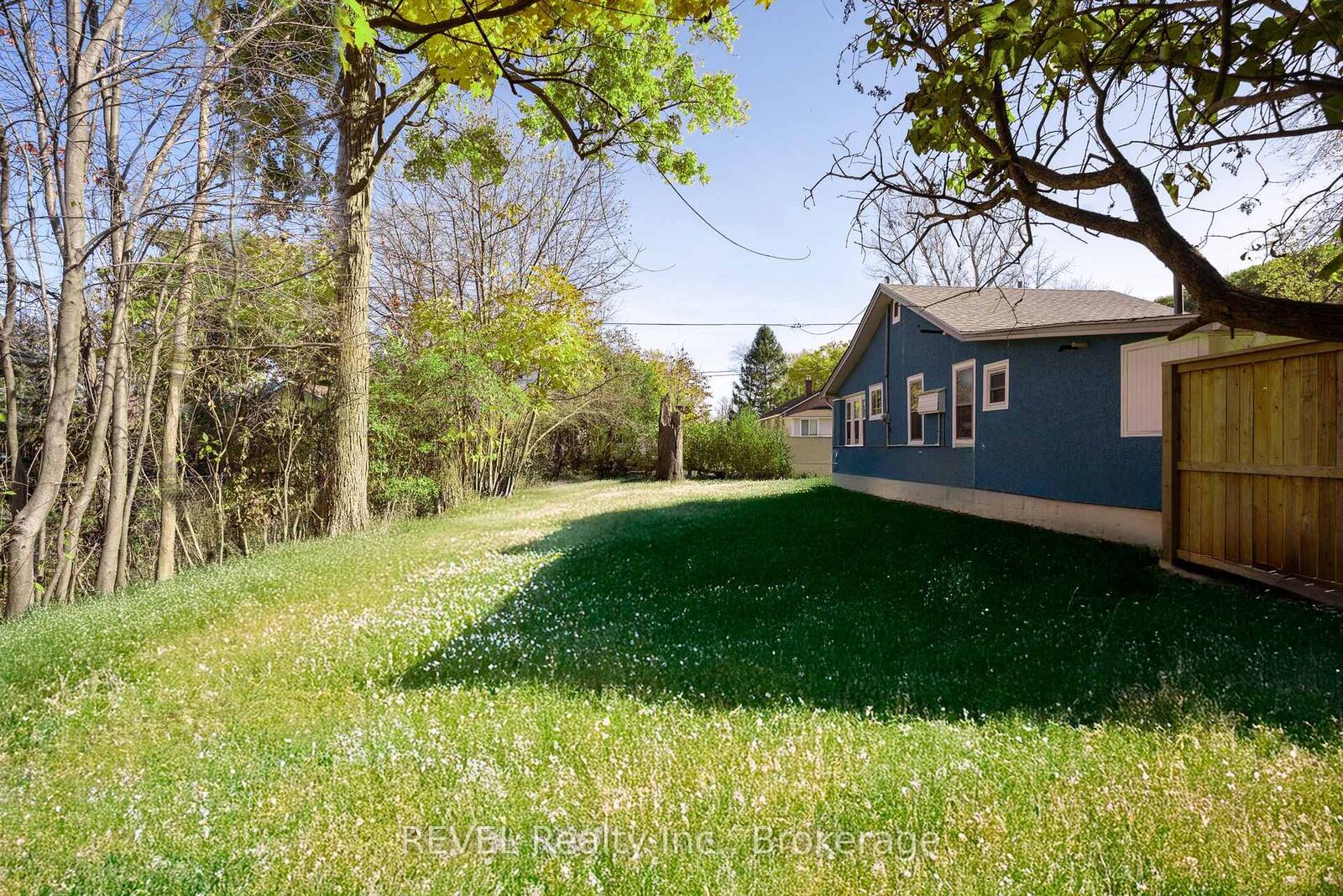 Property Photo:  405 Oxford Avenue  ON L0S 1B0 
