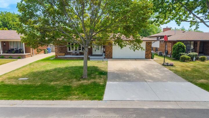Property Photo: 386 Woodridge ON N8N 3A8