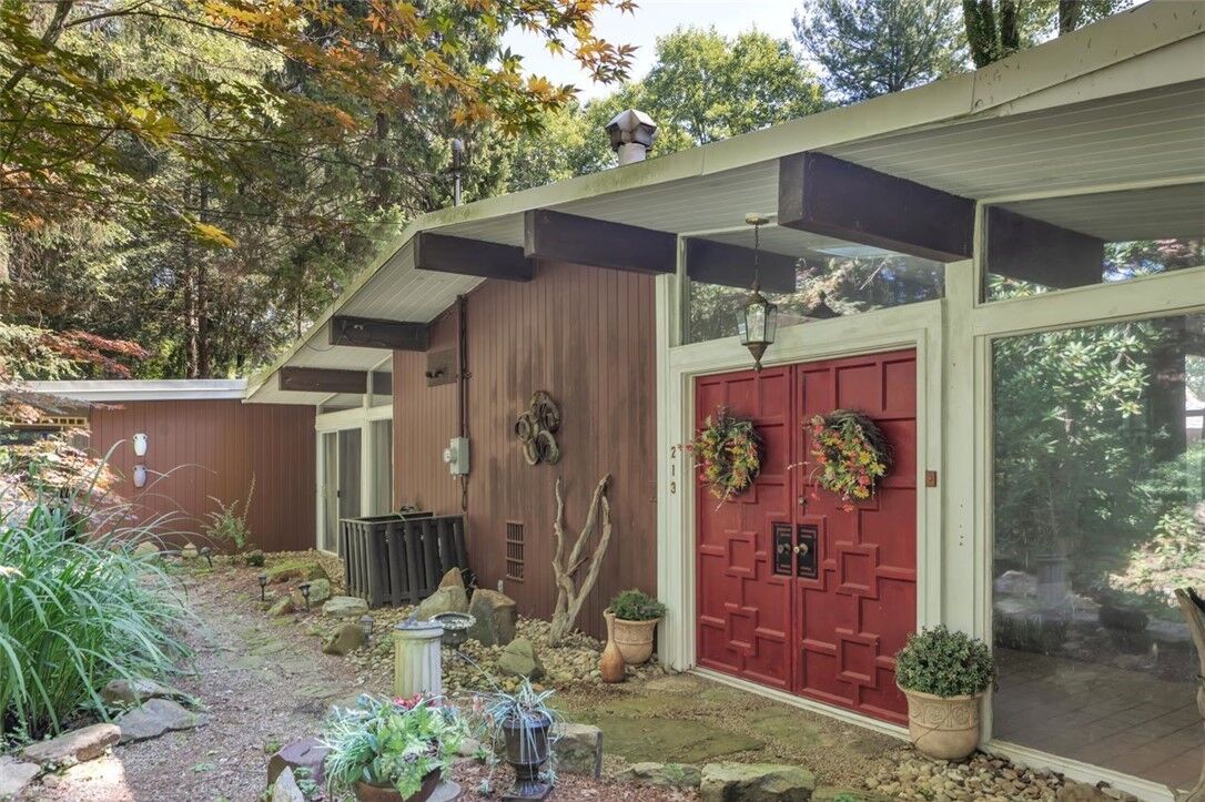 Property Photo: 213 Brooks Dr PA 15010