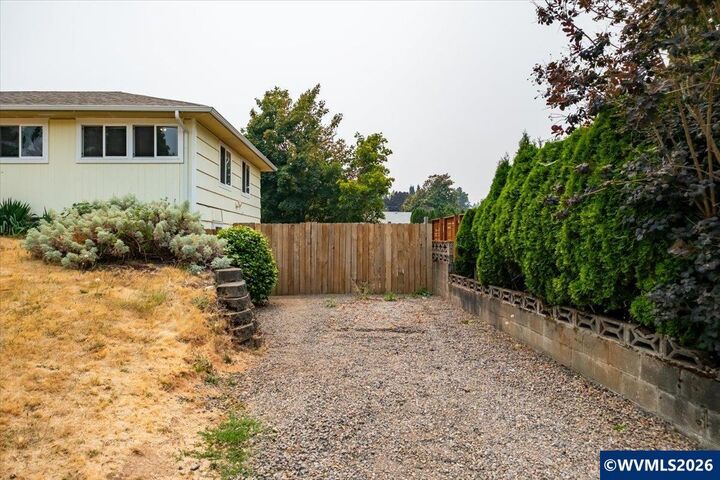 Property Photo: 750 Harris St SE OR 97302