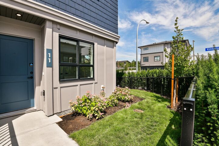 Property Photo: 33520 Kingston Avenue 7 BC V2S 0R6