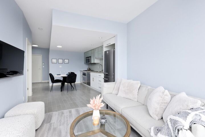 Property Photo: 33 Smithe Street 3207 BC V6B 0B5