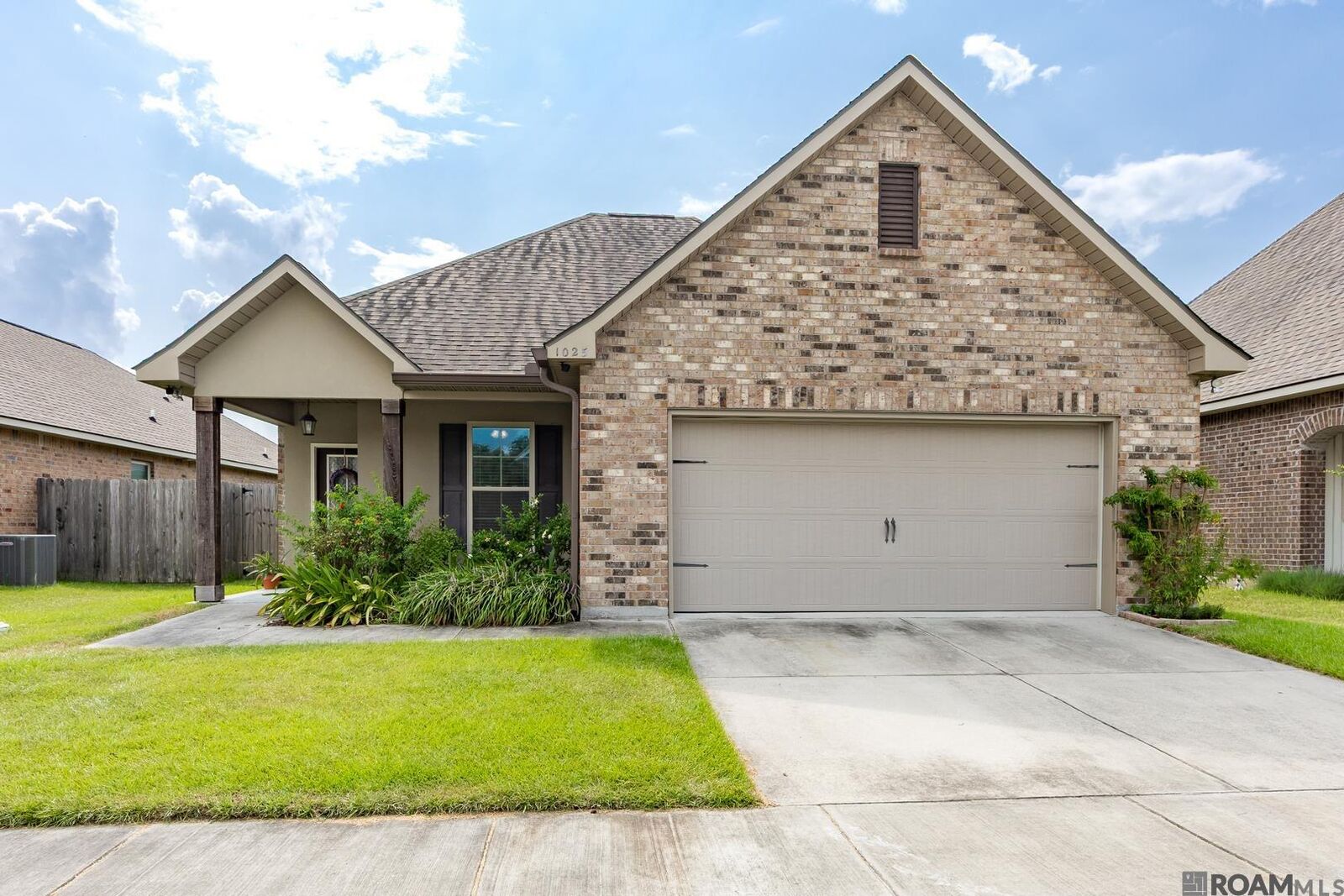 Property Photo: 1025 Shadow Bluff Dr LA 70820
