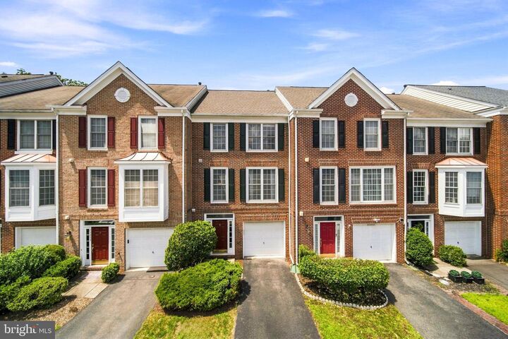 Property Photo: 25251 Dunvegan Square VA 20152