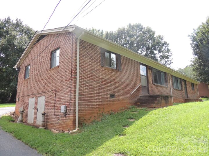 Property Photo: 409 East K Street E NC 28658