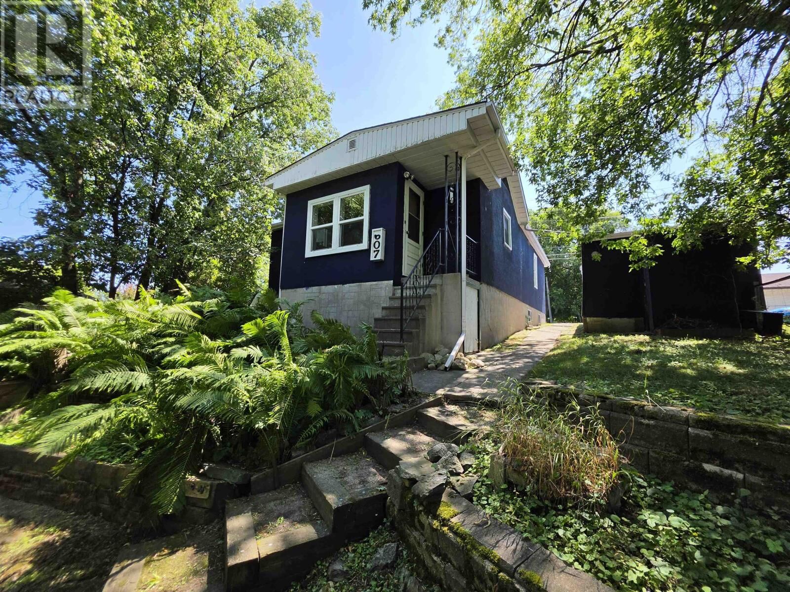 Property Photo:  607 First Street South  ON P9N 1E1 