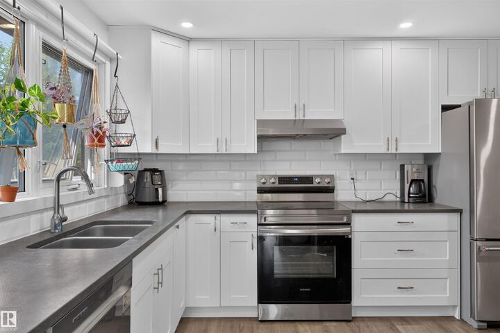 Property Photo: 4124 110 Street NW AB T6J 2T5