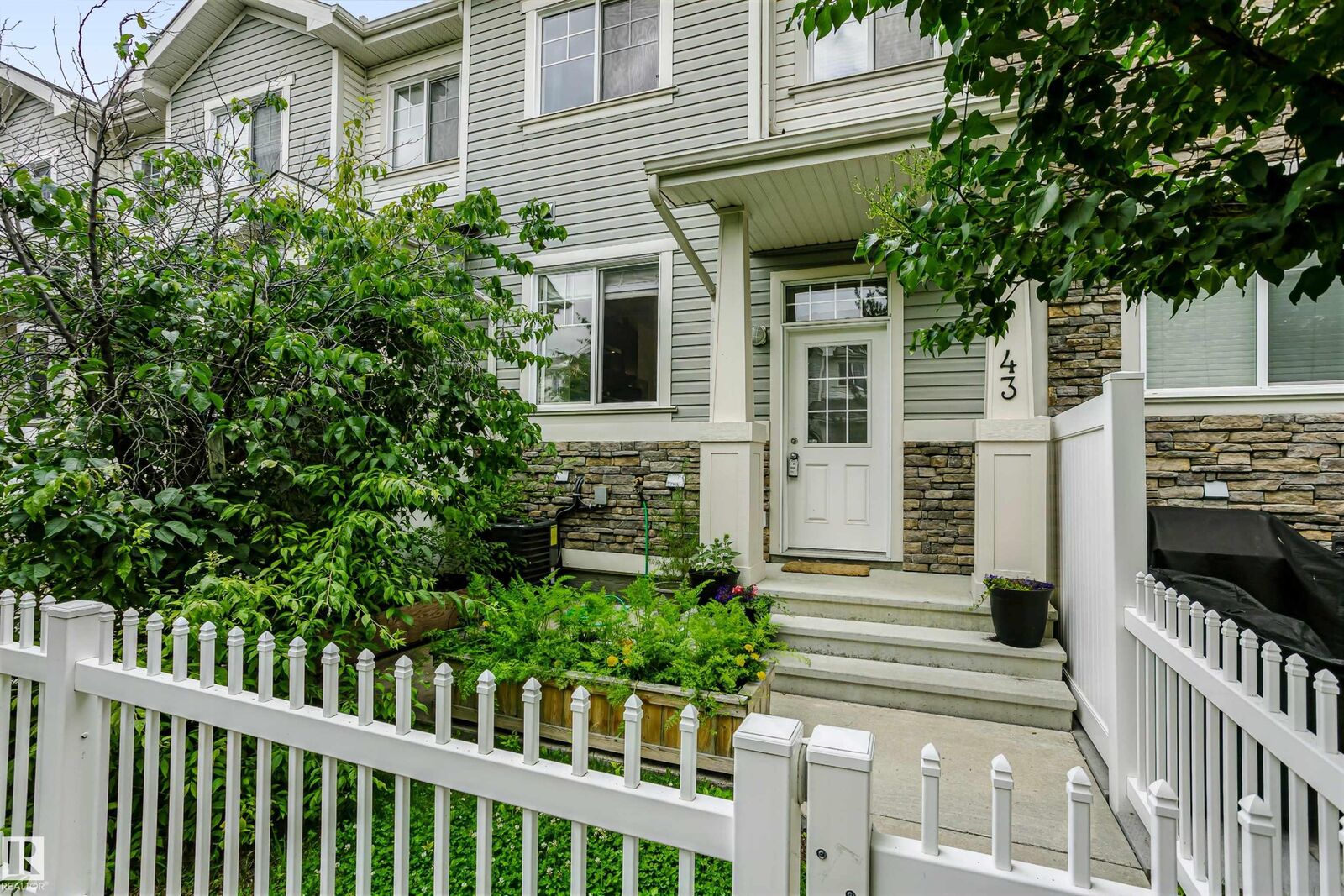 Property Photo: 4850 Terwillegar Common NW 43 AB T6R 0T6