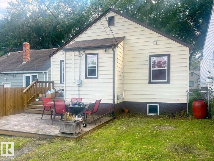 Property Photo: 9828 84 Avenue NW AB T6E 2G2
