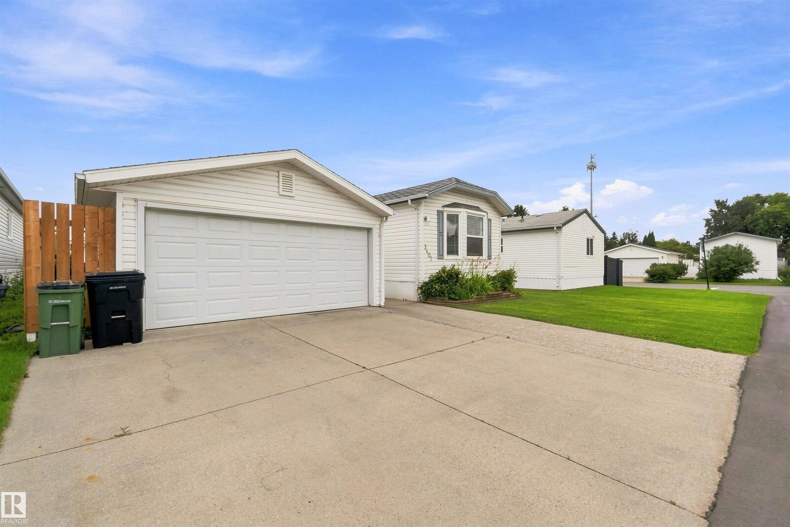Property Photo: 3402 Lakeview Point(E) NW AB T5S 2R8