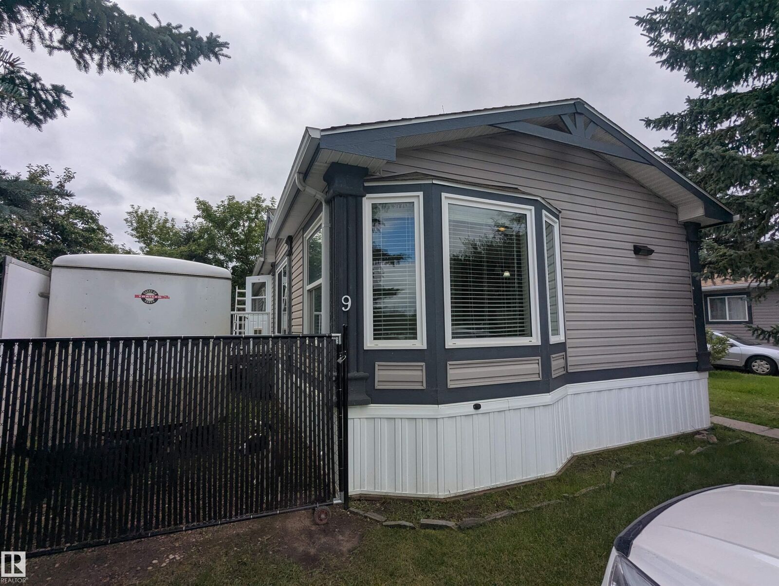 Property Photo:  9 West View Boulevard NW  AB T5S 1T5 