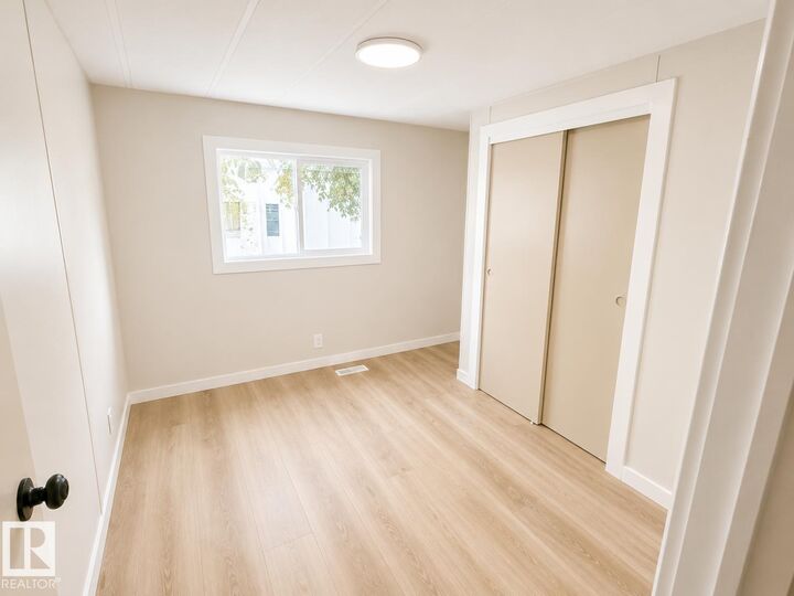 Property Photo:  20 West View Bv NW  AB T5S 1T5 