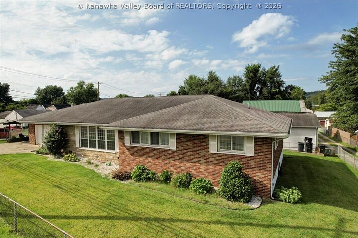Property Photo: 2000 Fairlawn Avenue WV 25064