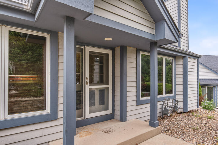 Property Photo:  978 Bay View Cir  WI 53149 