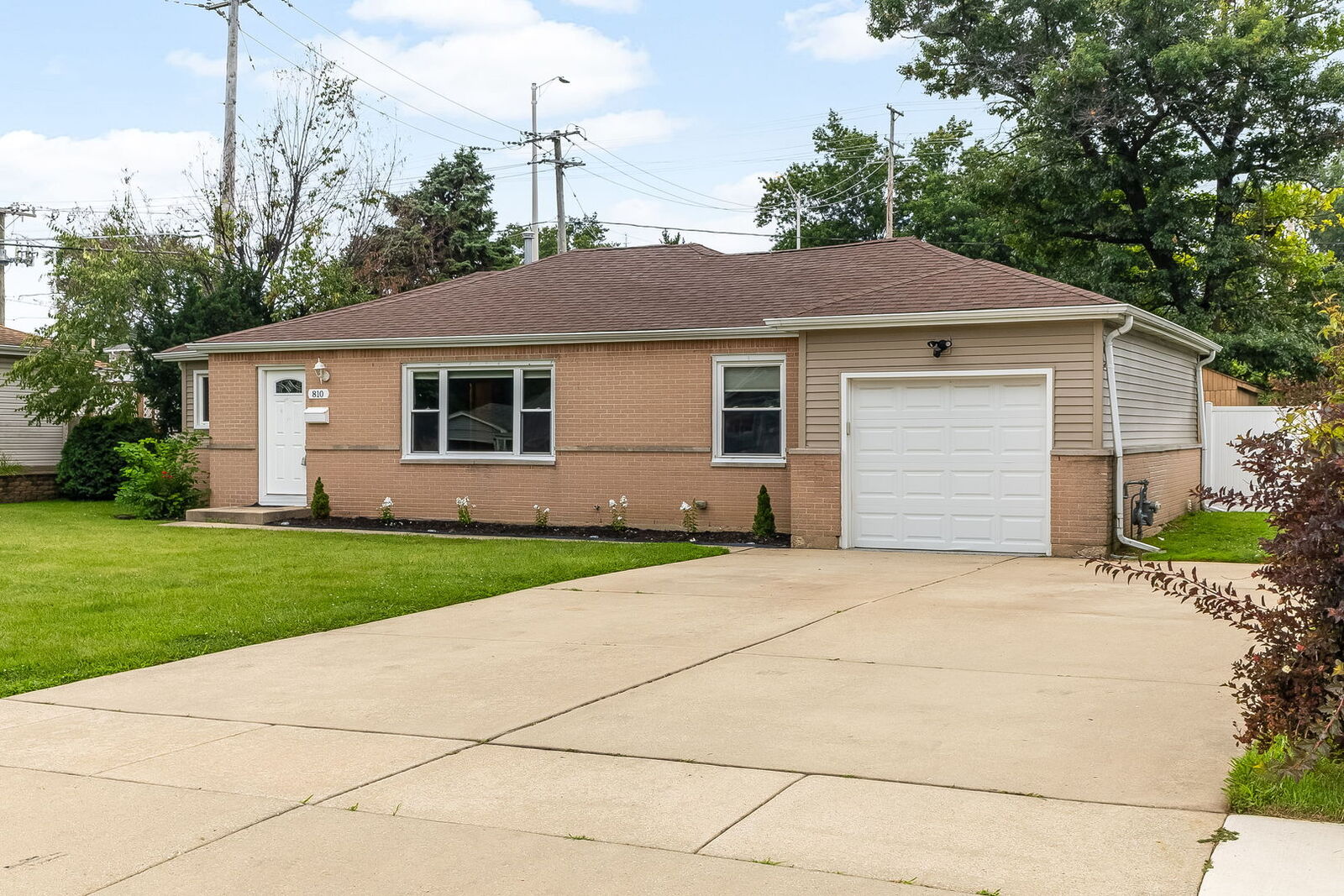 Property Photo:  810 Cumberland Street  IL 60169 