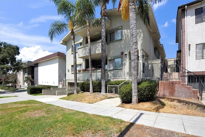 Property Photo: 621 E Olive Avenue 106 CA 91501
