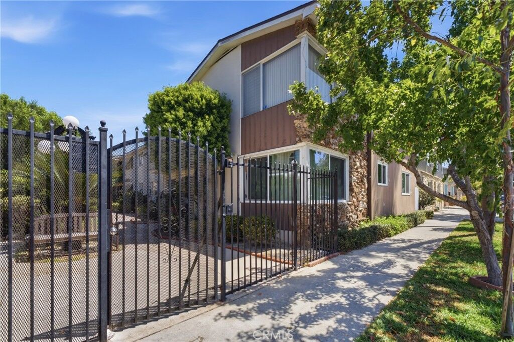 Property Photo:  1327 E Appleton Street  CA 90802 