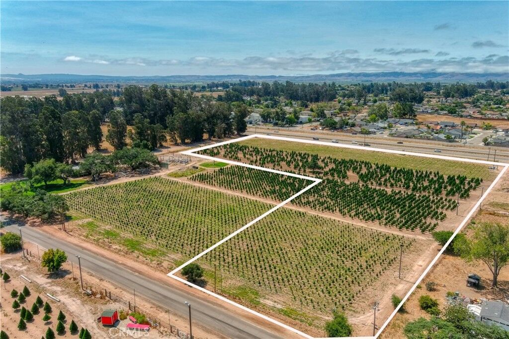 Property Photo:  564 S Oak Glen  CA 93444 