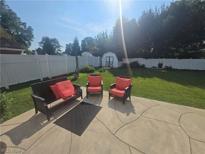 Property Photo: 909 NE Willard Avenue NE OH 44483