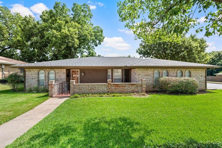 Photo de la propriété:  1002 Shady Brook Drive  TX 76051 