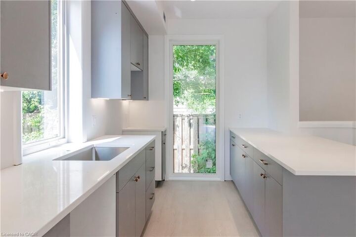 Property Photo: 114 Madison Avenue S 7 ON N2G 3M6