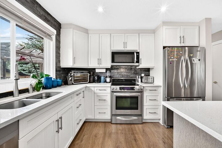 Property Photo: 4824 41 Avenue SW AB T3E 1H1
