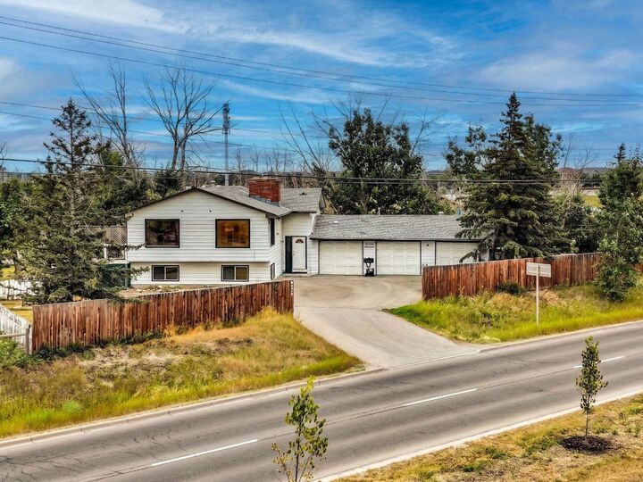 Property Photo: 5020 80 Avenue NE AB T3J 4B7