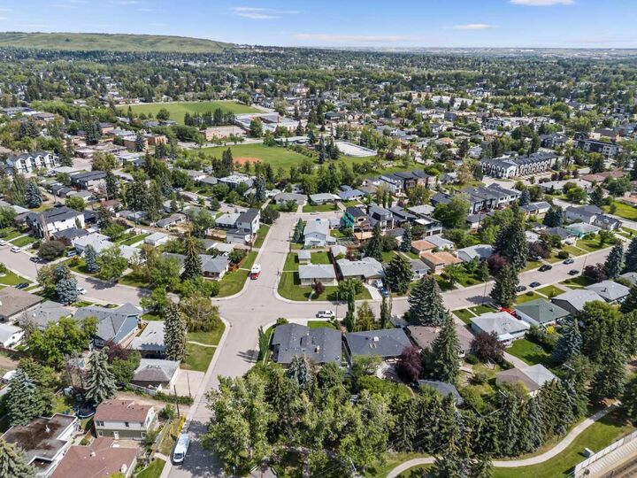 Property Photo: 2140 Halifax Crescent NW AB T2M 4C7