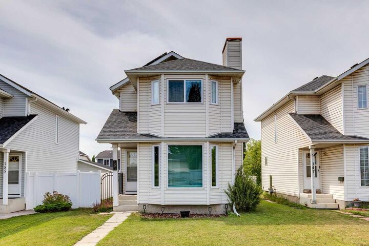 151 Rivercrest Close SE — photo 1