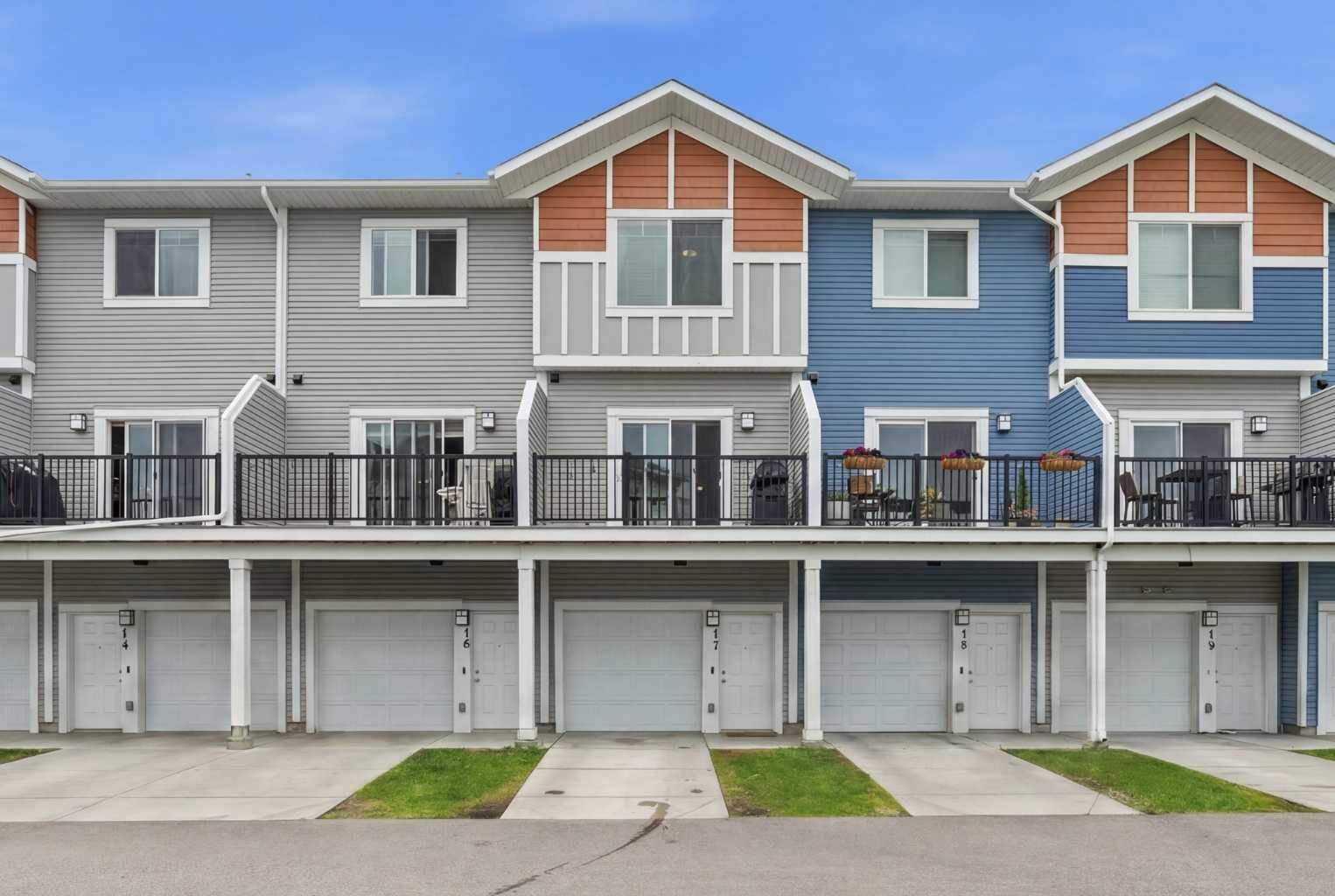Property Photo:  17 Stonehouse Crescent NW  AB T1V 0G3 